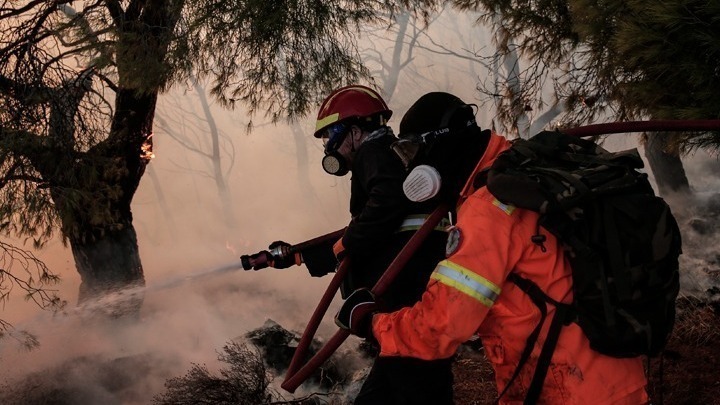 Μάχη με τις φλόγες σε Έβρο και Άνδρο βελτιωμένη εικόνα σε Βοιωτία και Φθιώτιδα
