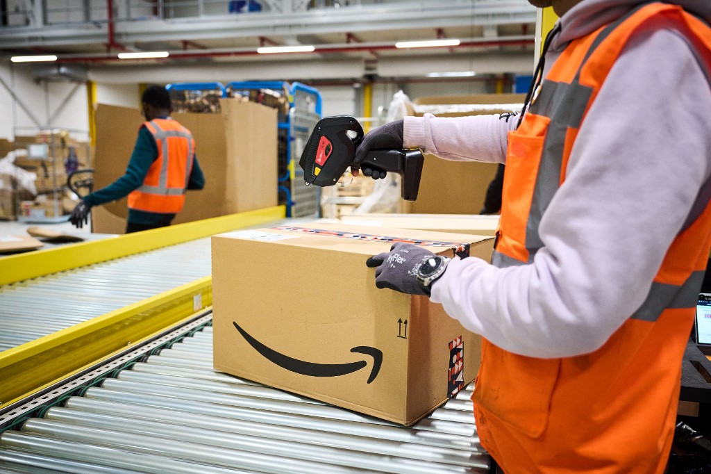 Το γαλλικό πρόστιμο 32 εκατ. ευρώ στην Amazon, η απάντηση της εταιρείας και στη… μέση οι εργαζόμενοι