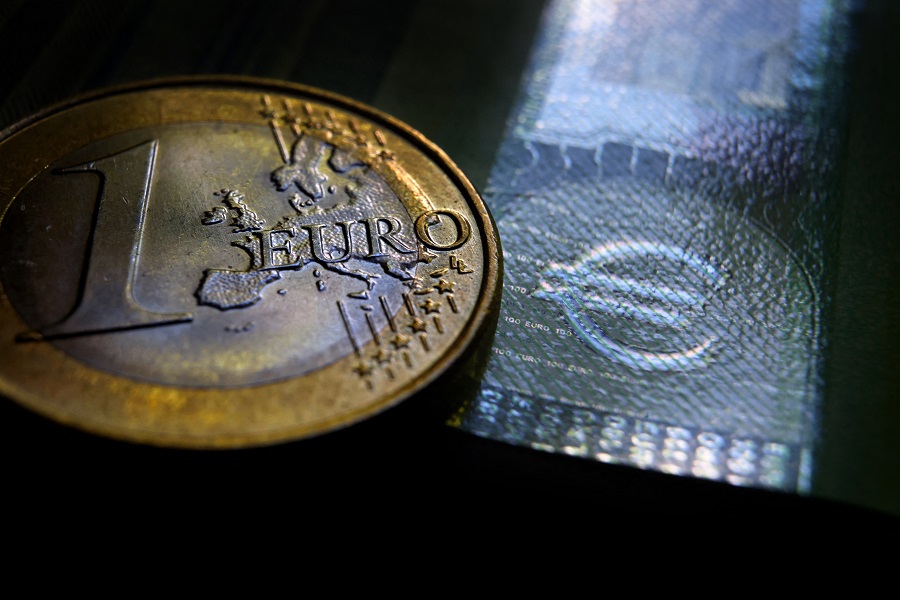 Rabobank: Υπό κατάρρευση το ευρώ, σε ιστορικά χαμηλά η χρήση του παγκοσμίως