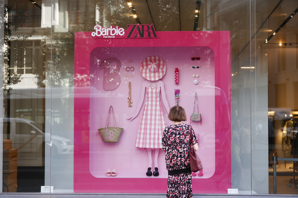 Πώς το φόρεμα της Barbie έσωσε τα Zara από τον πληθωρισμό