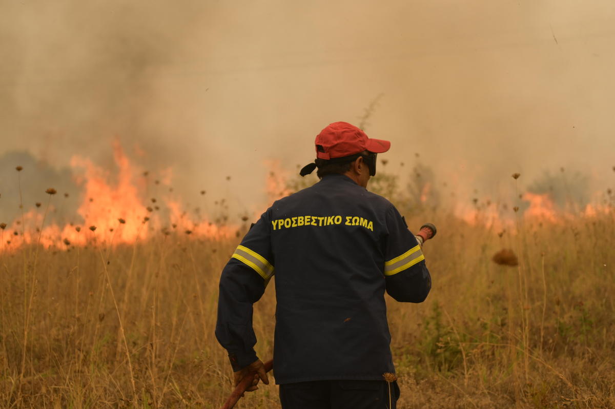 Καίγεται για 14η μέρα ο Έβρος – Μάχη με τις φλόγες συνεχίζουν να δίνουν οι πυροσβεστικές δυνάμεις