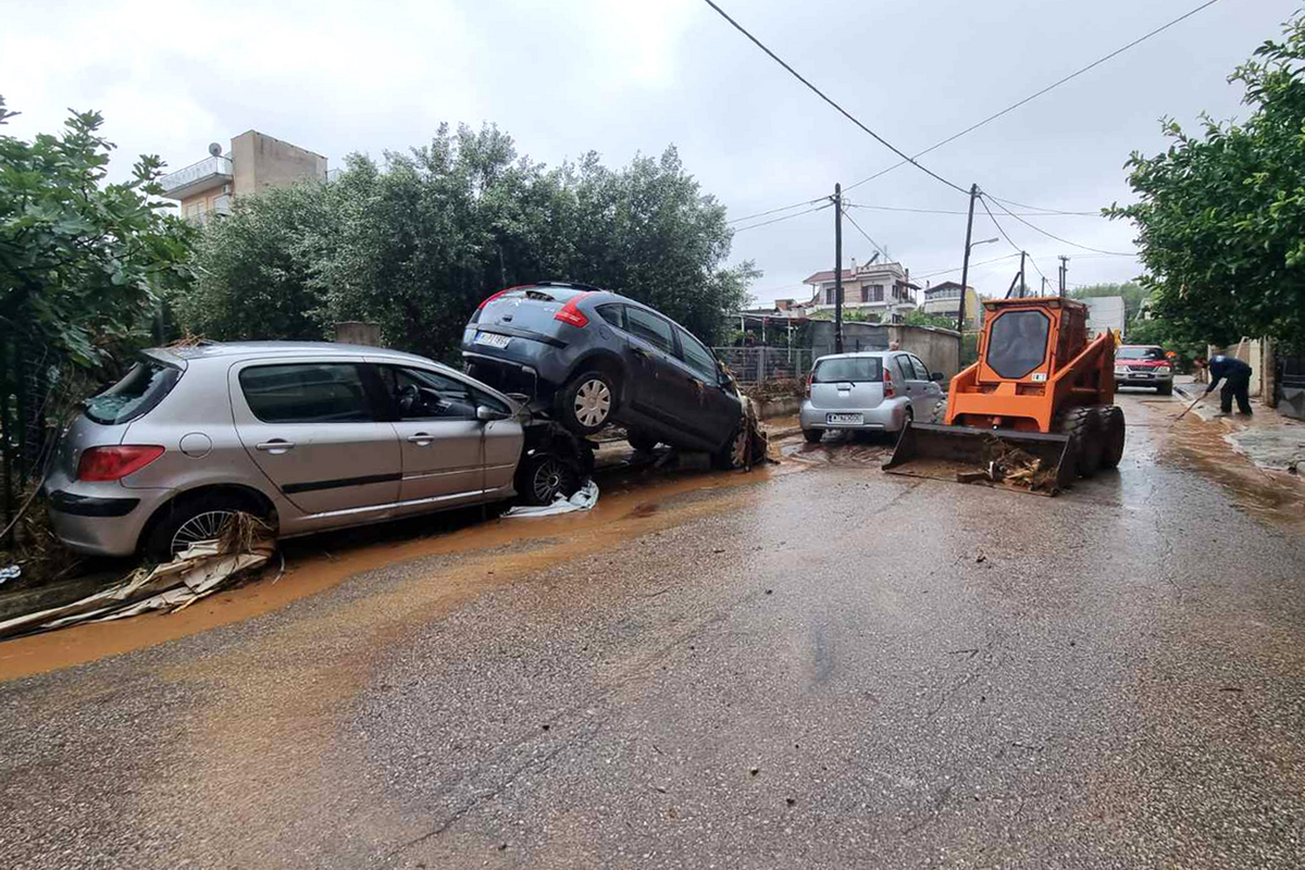 Καθημερινή μάχη για επιστροφή στην καθημερινότητα δίνουν οι κάτοικοι των πληγεισών περιοχών