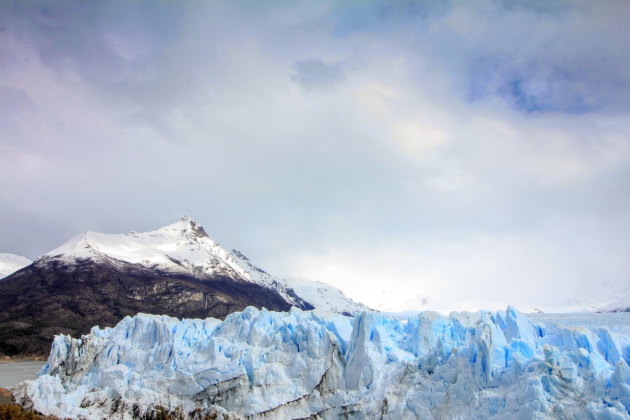 Οι πρωτοφανείς ρυθμοί με τους οποίους συρρικνώνονται οι ελβετικοί παγετώνες προκαλούν έντονη ανησυχία