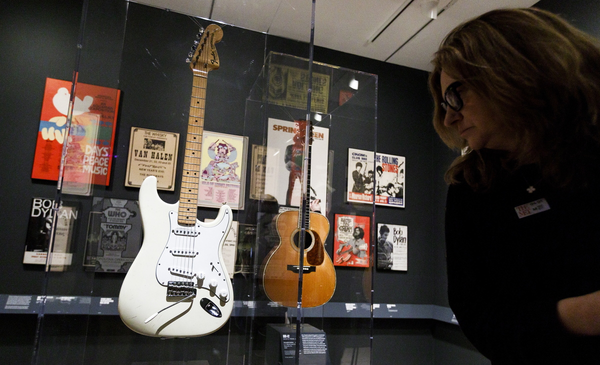Σε δημοπρασία κιθάρες των Έρικ Κλάπτον και Κερτ Κομπέιν – Πόσα εκατομμύρια αναμένεται να «πιάσουν»