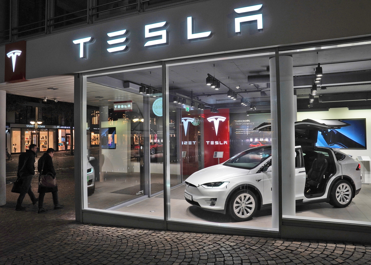 Γιατί η Tesla ανακαλεί περίπου 55.000 οχήματα Model X