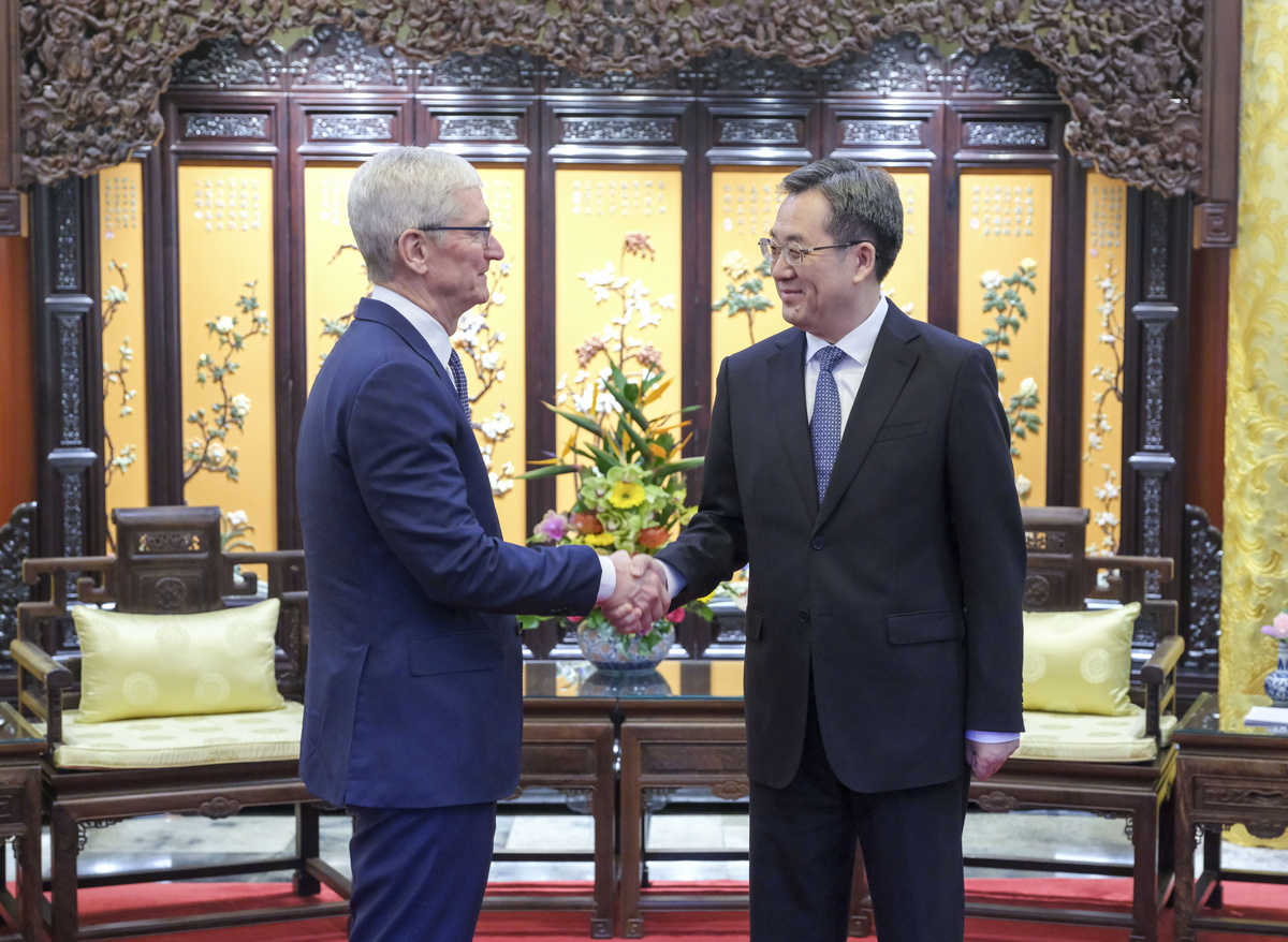 «Κόκκινο χαλί» της Κίνας στην Apple – Στο Πεκίνο ο Τιμ Κουκ