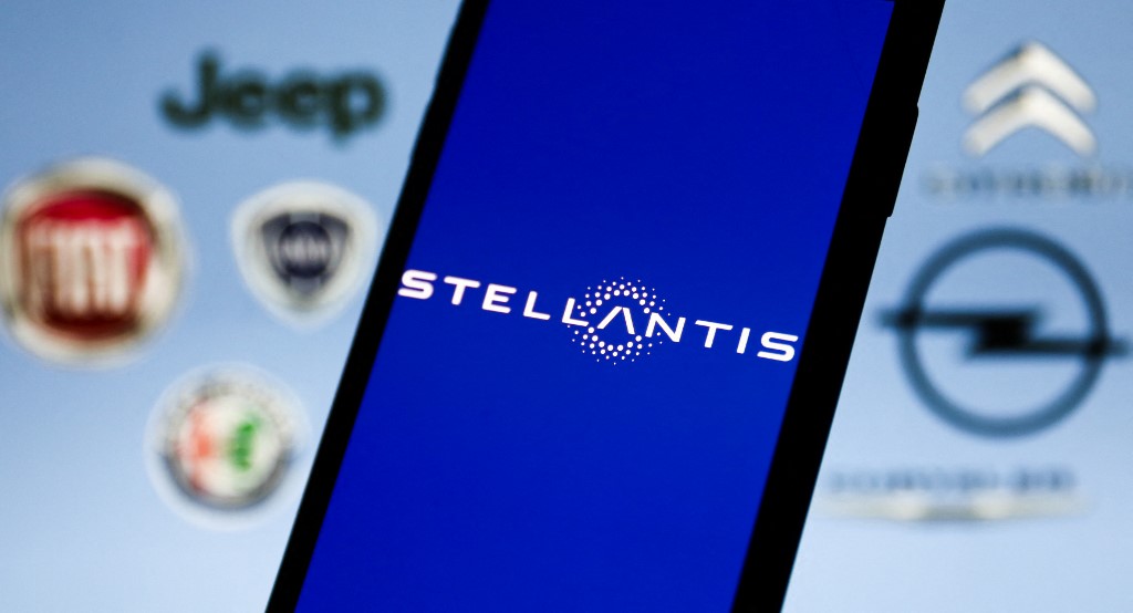 Ο όμιλος Stellantis αρνείται τα σενάρια για συγχώνευση με τη Renault