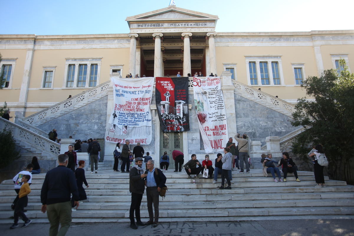 Πλήθος κόσμου αποτίει φόρο τιμής για την 50η επέτειο της εξέγερσης του Πολυτεχνείου