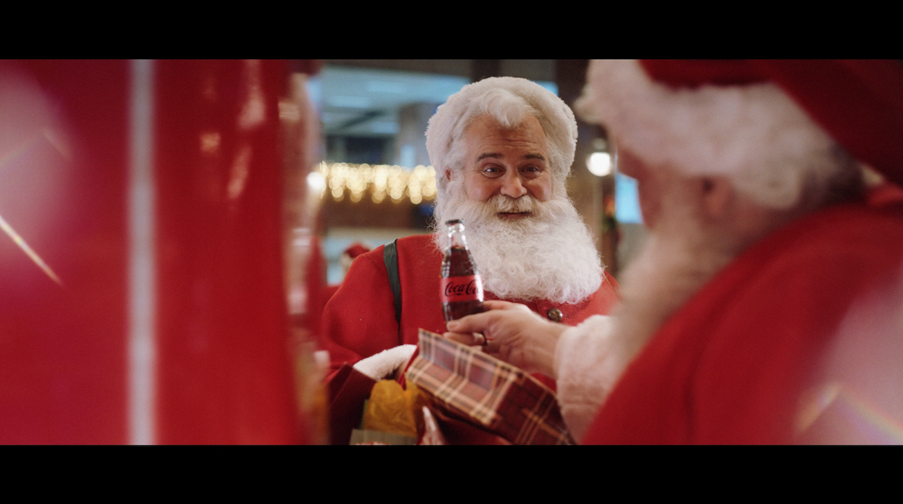 Αυτά τα Χριστούγεννα η Coca-Cola μας καλεί όλους να ανακαλύψουμε τον Αϊ-Βασίλη που κρύβουμε μέσα μας