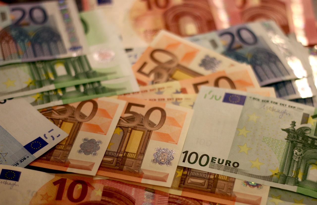 Κατώτατος μισθός – Τσακλόγλου: Από την 1η Απριλίου θα ξεπερνά τα 800 ευρώ