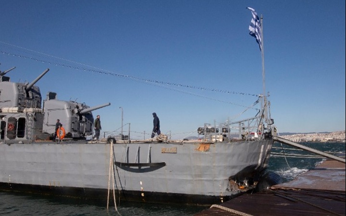 Επιχείρηση στο ιστορικό αντιτορπιλικό «Βέλος» για τη ζημιά στην πρύμνη
