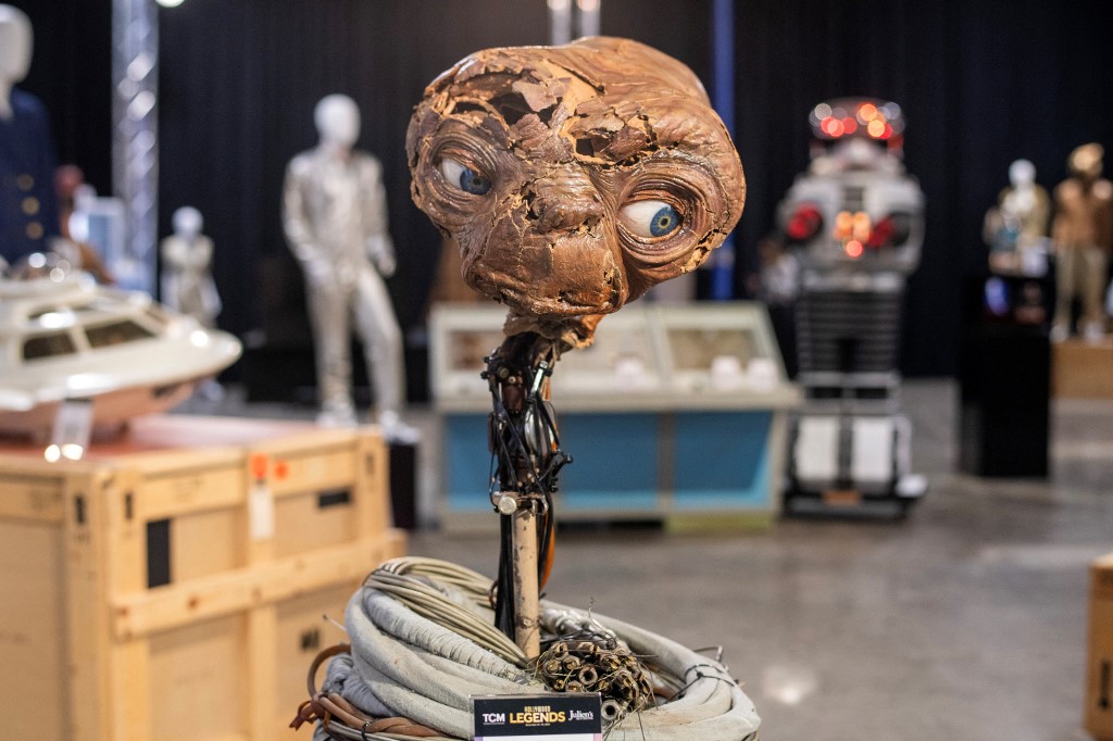 Εκατοντάδες χιλιάδες δολάρια «έπιασε» σε δημοπρασία το μηχανικό κεφάλι του E.T.