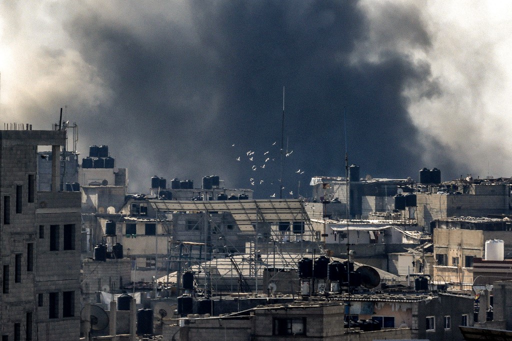 Οι βομβαρδισμοί του Ισραήλ συνεχίζονται όσο ο λιμός σαρώνει στη Λωρίδα της Γάζας