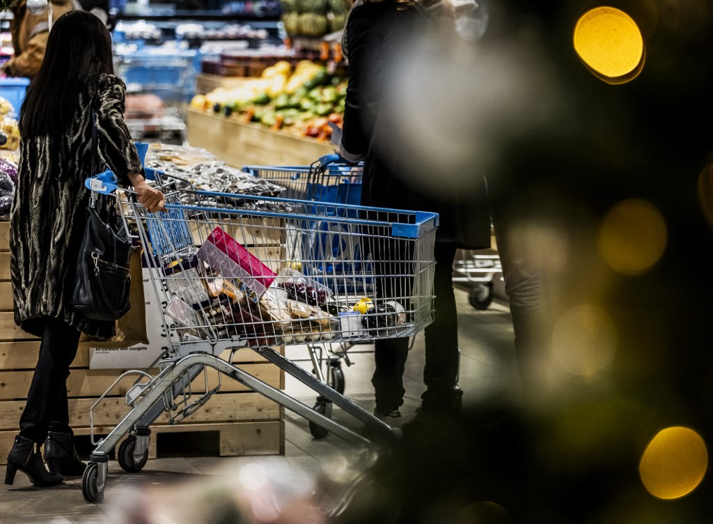 Ανοικτά τα καταστήματα σήμερα Κυριακή – Το εορταστικό ωράριο