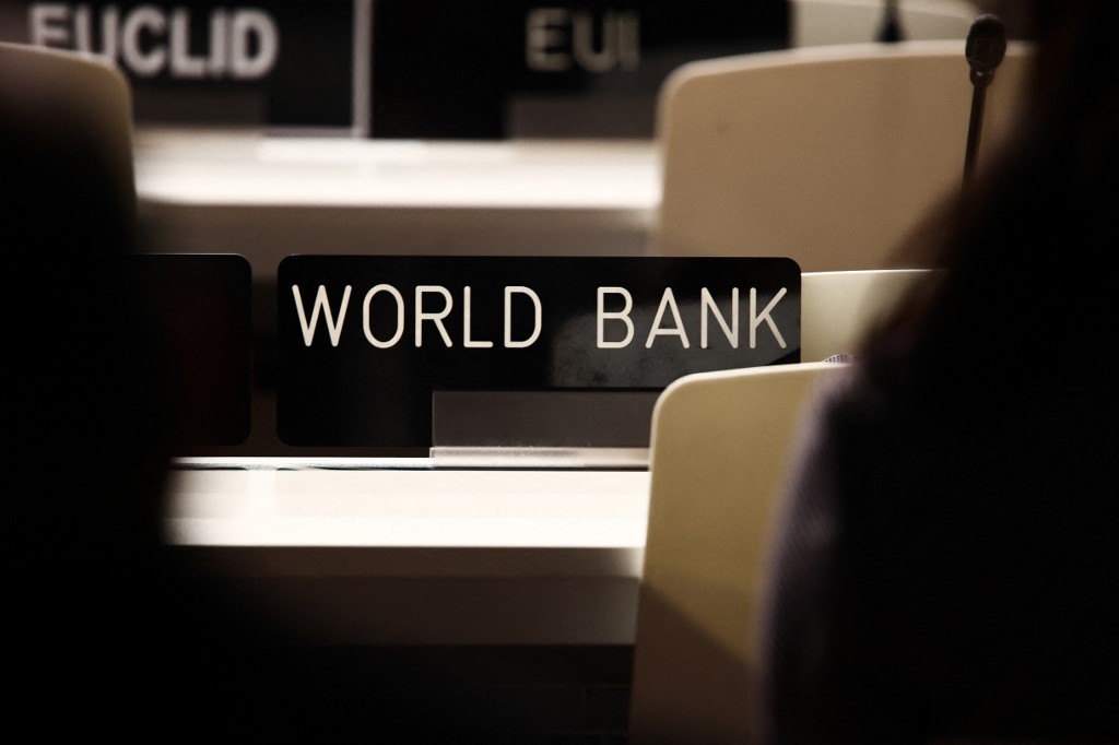 «Προσγείωση» από την Παγκόσμια Τράπεζα – Τα υψηλά επιτόκια ίσως διαρκέσουν περισσότερο