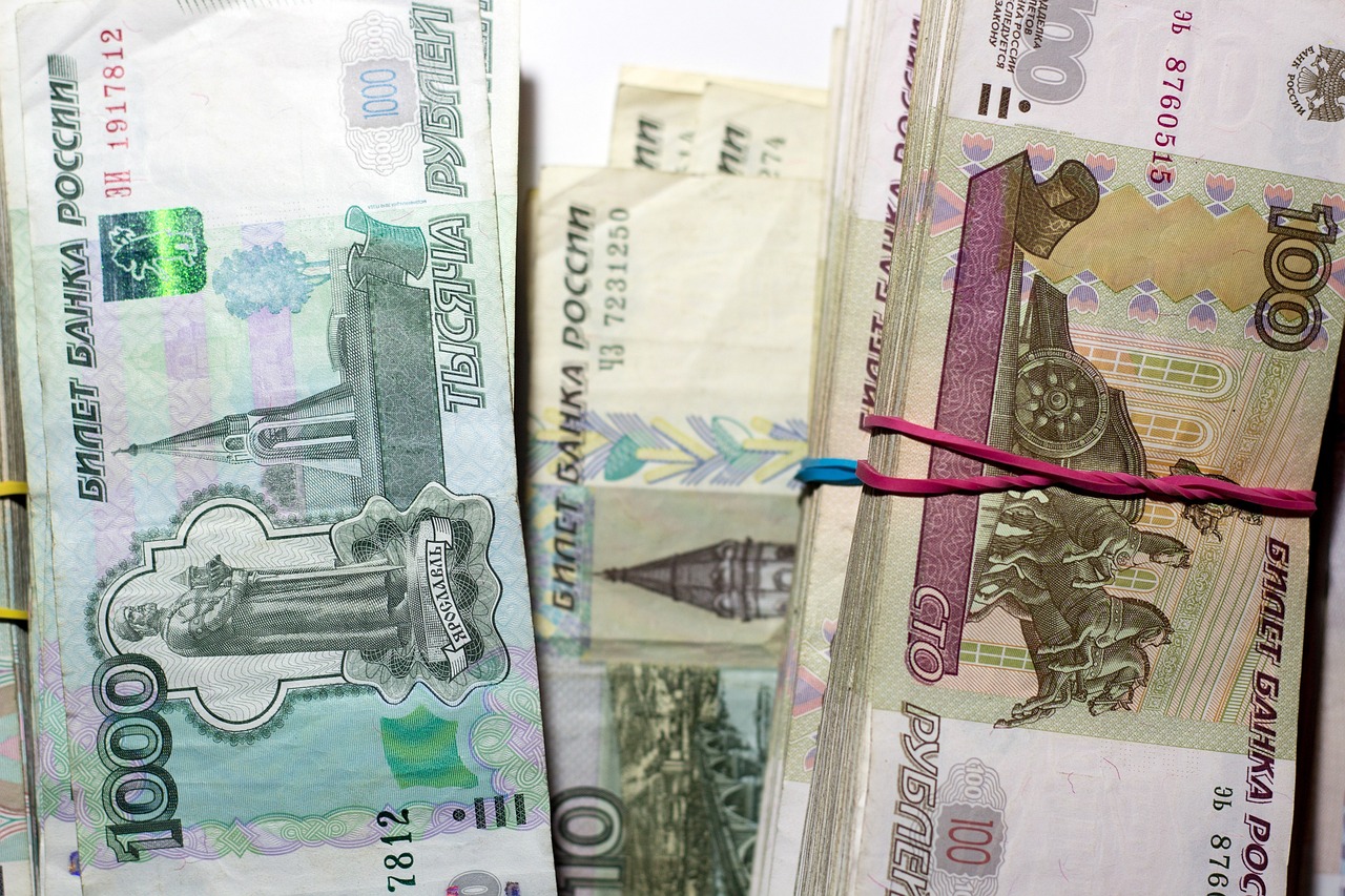Ρωσία και Ιράν παραμερίζουν το δολάριο – Θα χρησιμοποιούν τα δικά τους νομίσματα στις εμπορικές συναλλαγές