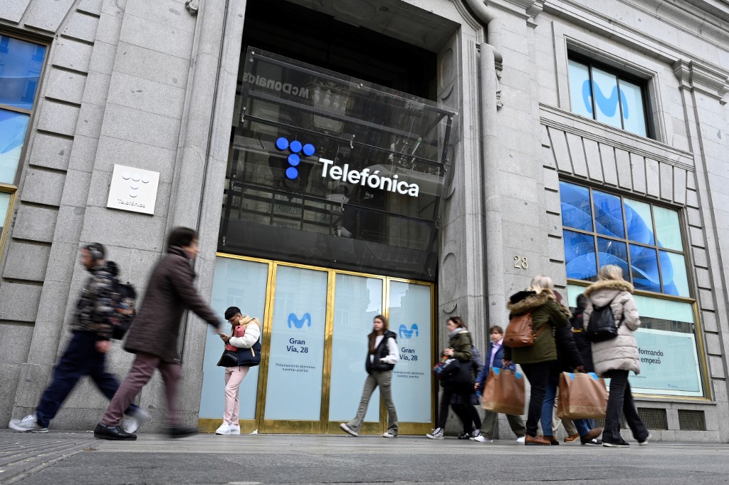 Γιατί απολύει πάνω από 3.000 εργαζομένους ο κολοσσός Telefónica στην Ισπανία