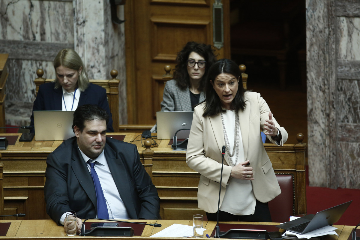 Επιστολική ψήφος: ΣΥΡΙΖΑ και ΠΑΣΟΚ δεν ψηφίζουν την τροπολογία της Κεραμέως