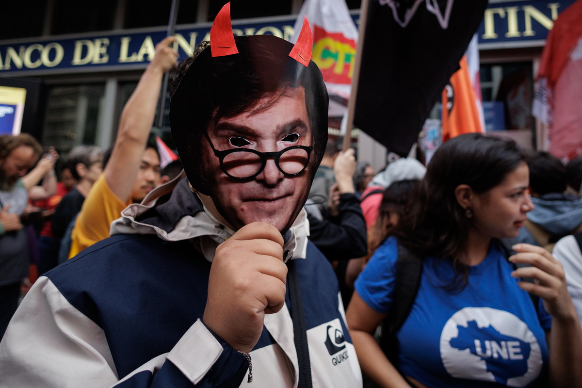 Αργεντινή: Δεκάδες χιλιάδες διαδηλωτές (κιόλας) εναντίον του Χαβιέρ Μιλέι