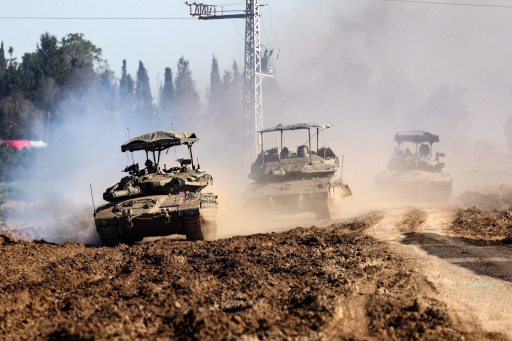 Ο ισραηλινός στρατός σφυροκοπά τη Ράφα – Χιλιάδες άμαχοι βρίσκονται στην περιοχή