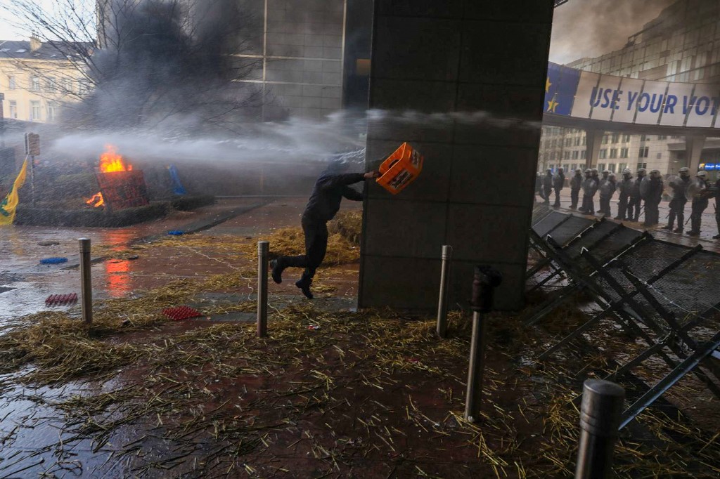 Οι αγρότες «πολιορκούν» τη Σύνοδο Κορυφής – Φωτιές και πέτρες στις Βρυξέλλες