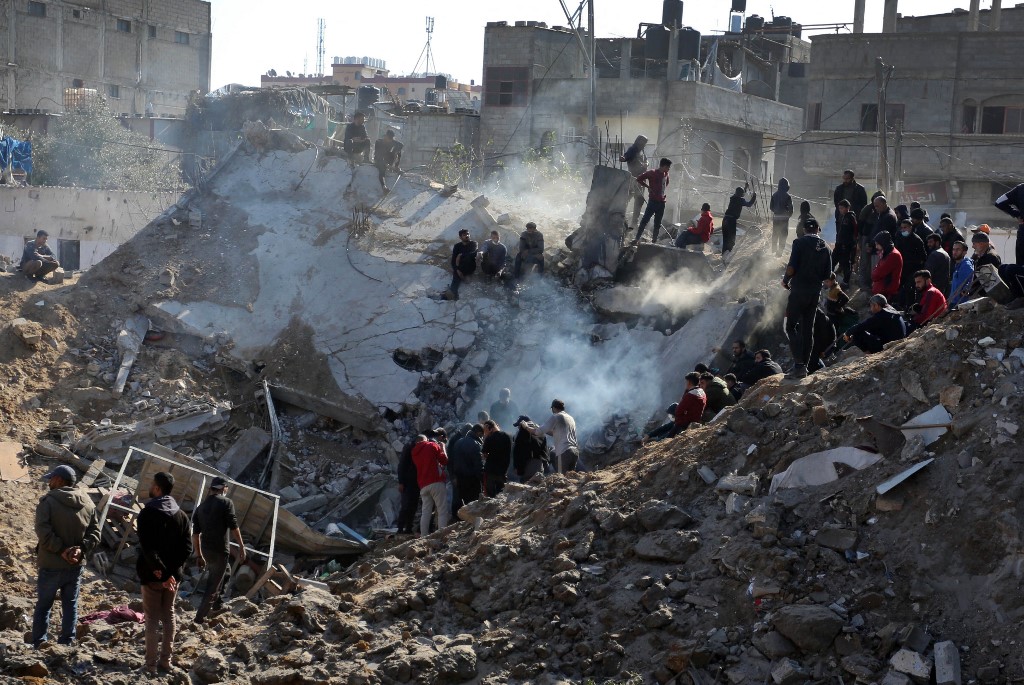 Ισραηλινό χτύπημα εναντίον Παλαιστινίων που ανέμεναν ανθρωπιστική βοήθεια – Πάνω από 100 οι νεκροί