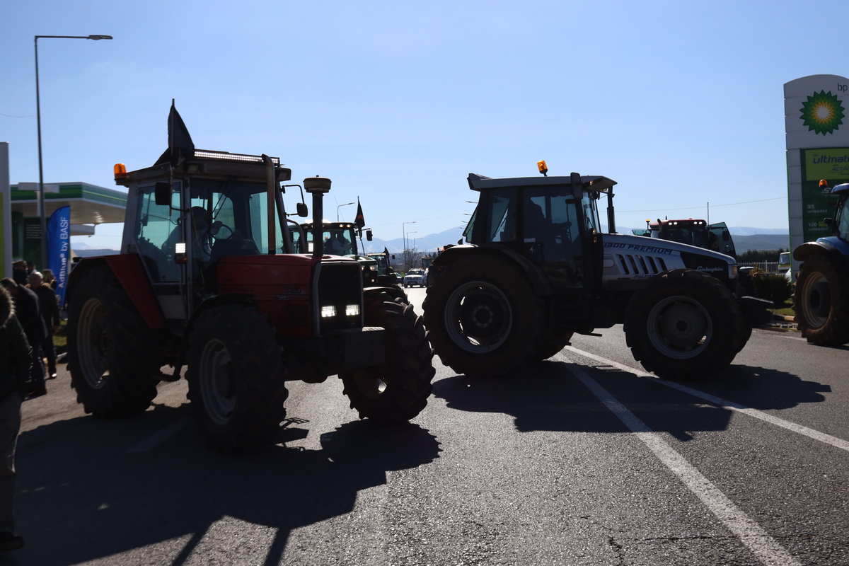 Αγρότες – Σκληραίνουν τη στάση τους: Μπλόκα στις Εθνικές Οδούς – Πότε κατεβαίνουν τα τρακτέρ στην Αθήνα