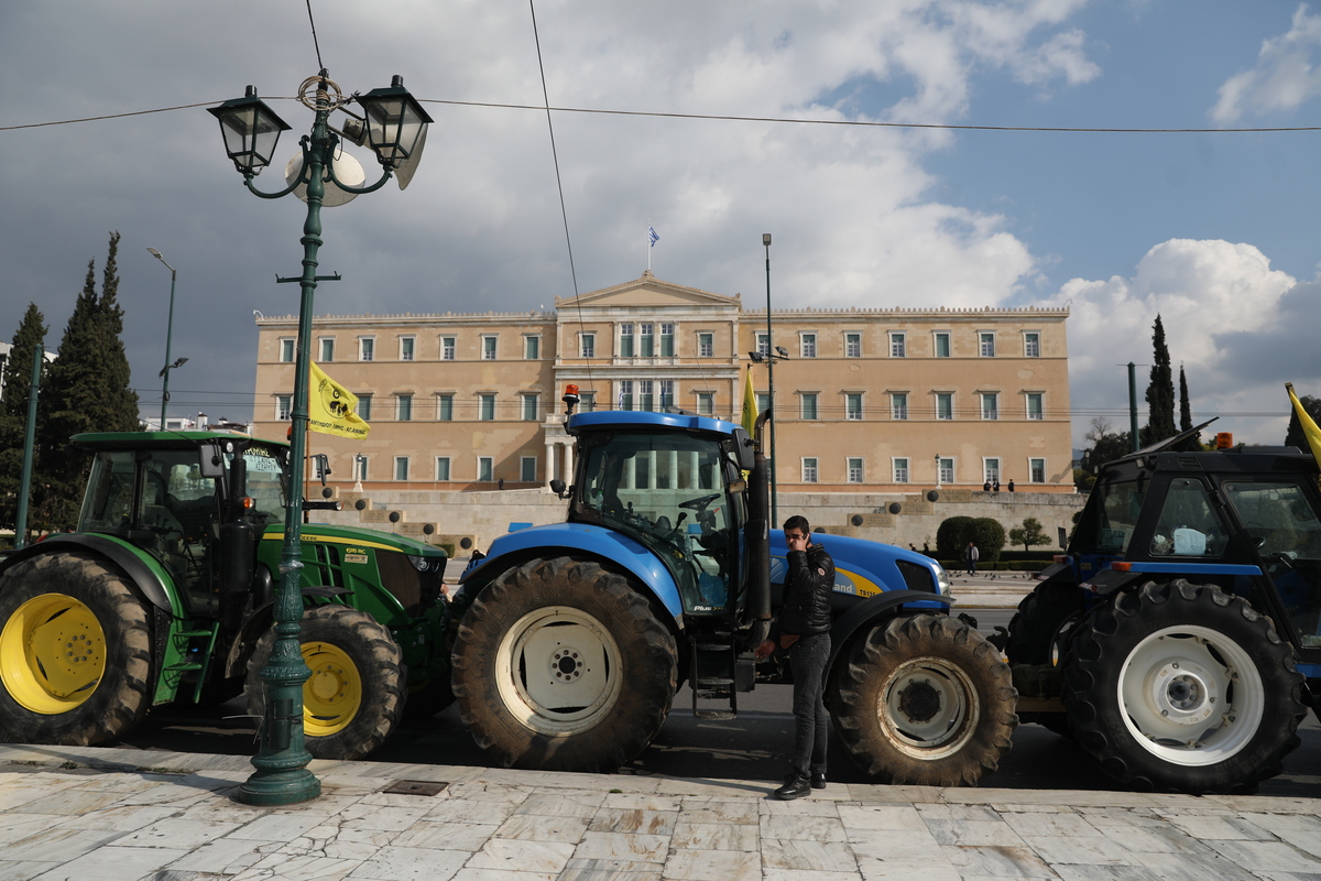 Αγρότες στην Αθήνα: Κανονικά η κυκλοφορία των οχημάτων σε Σταδίου και Αγίου Κωνσταντίνου