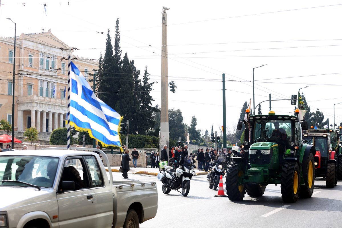 Αποχώρησαν οι αγρότες από το Σύνταγμα – Αποκαθίσταται σταδιακά η κυκλοφορία