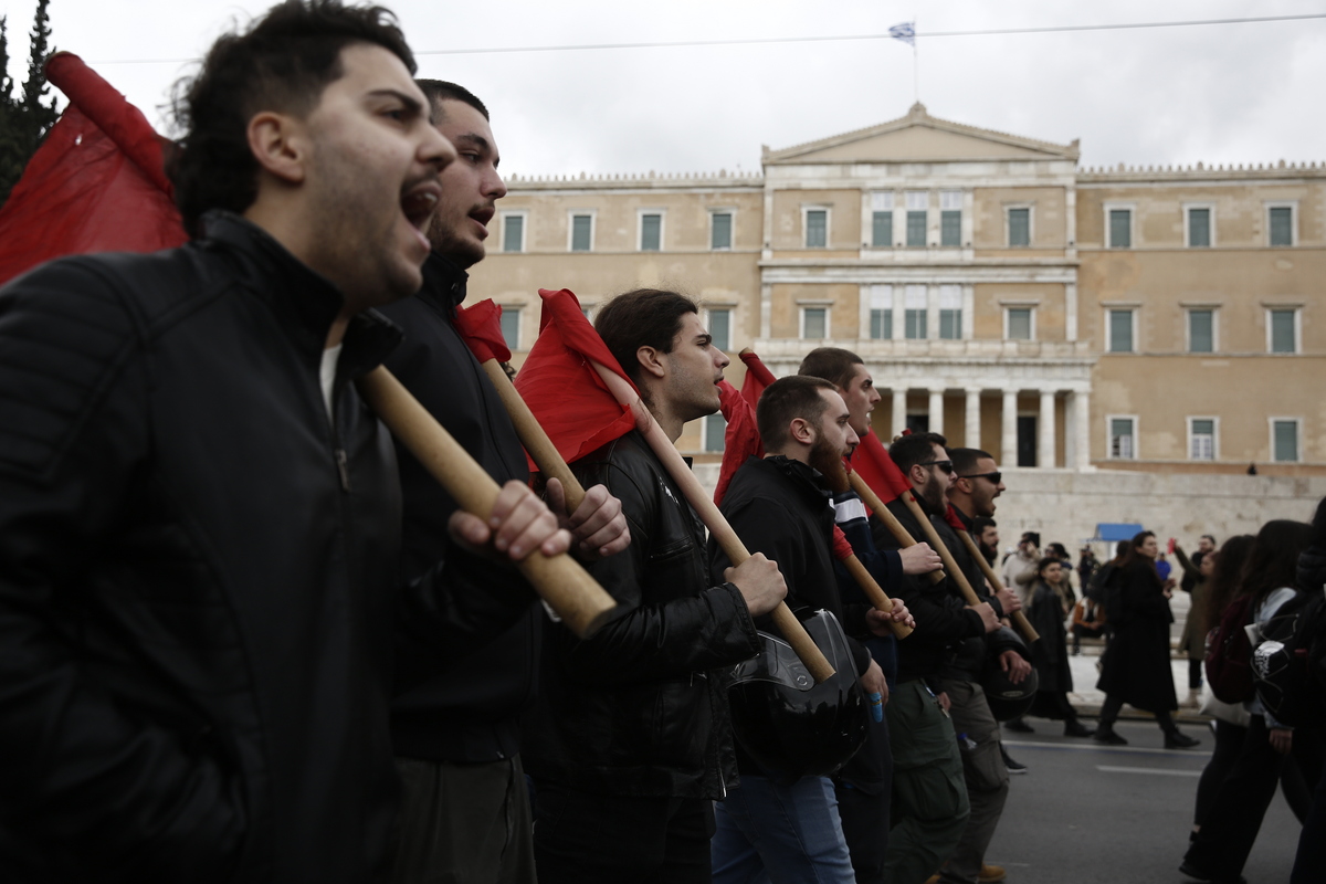 Μεγάλη η απεργιακή διαδήλωση στην Αθήνα: Δεκάδες χιλιάδες λαού φώναξαν «Ή τα κέρδη τους ή οι ζωές μας»