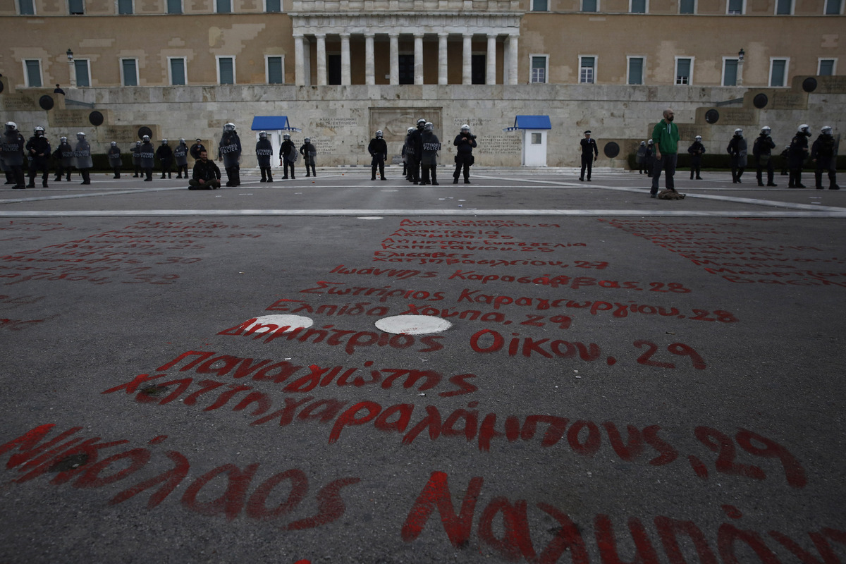 Τέμπη: Φοιτητές ξαναγράφουν τα ονόματα των θυμάτων μπροστά από τη Βουλή