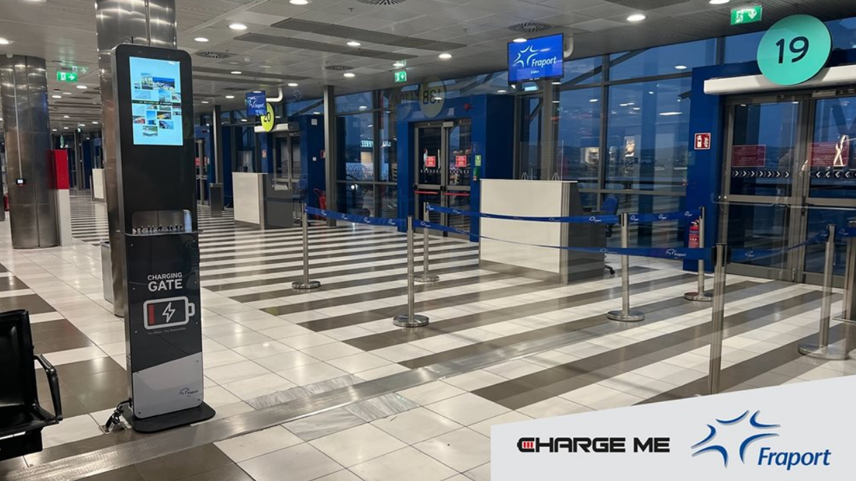 Fraport Greece: Επαγγελματικοί σταθμοί φόρτισης κινητών στα 14 αεροδρόμια σε συνεργασία με την Charge Μe