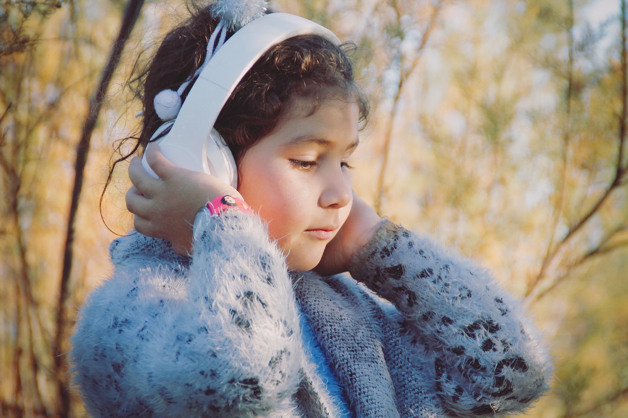 Ειδικοί προειδοποιούν: Σε κίνδυνο η υγεία των παιδιών από τη χρήση ακουστικών