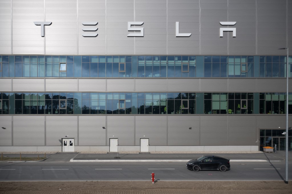 Γερμανία: Στο «σκοτάδι» εργοστάσιο της Tesla μετά από εμπρησμό – Εξετάζονται όλα τα ενδεχόμενα
