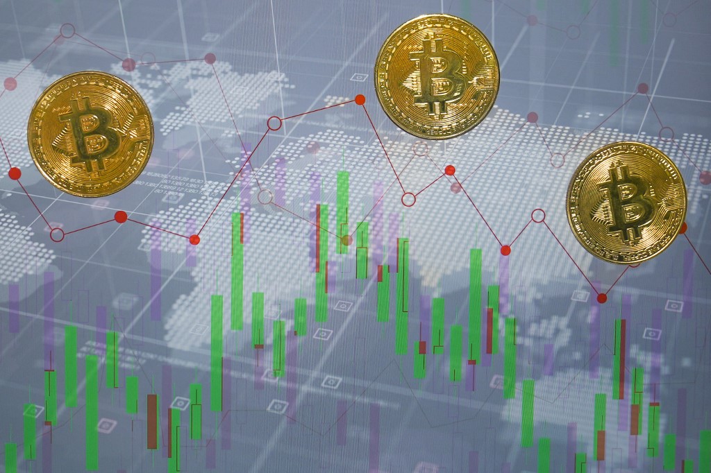 Πώς ερμηνεύονται τα συνεχή ρεκόρ σε χρηματιστήρια, χρυσό και bitcoin