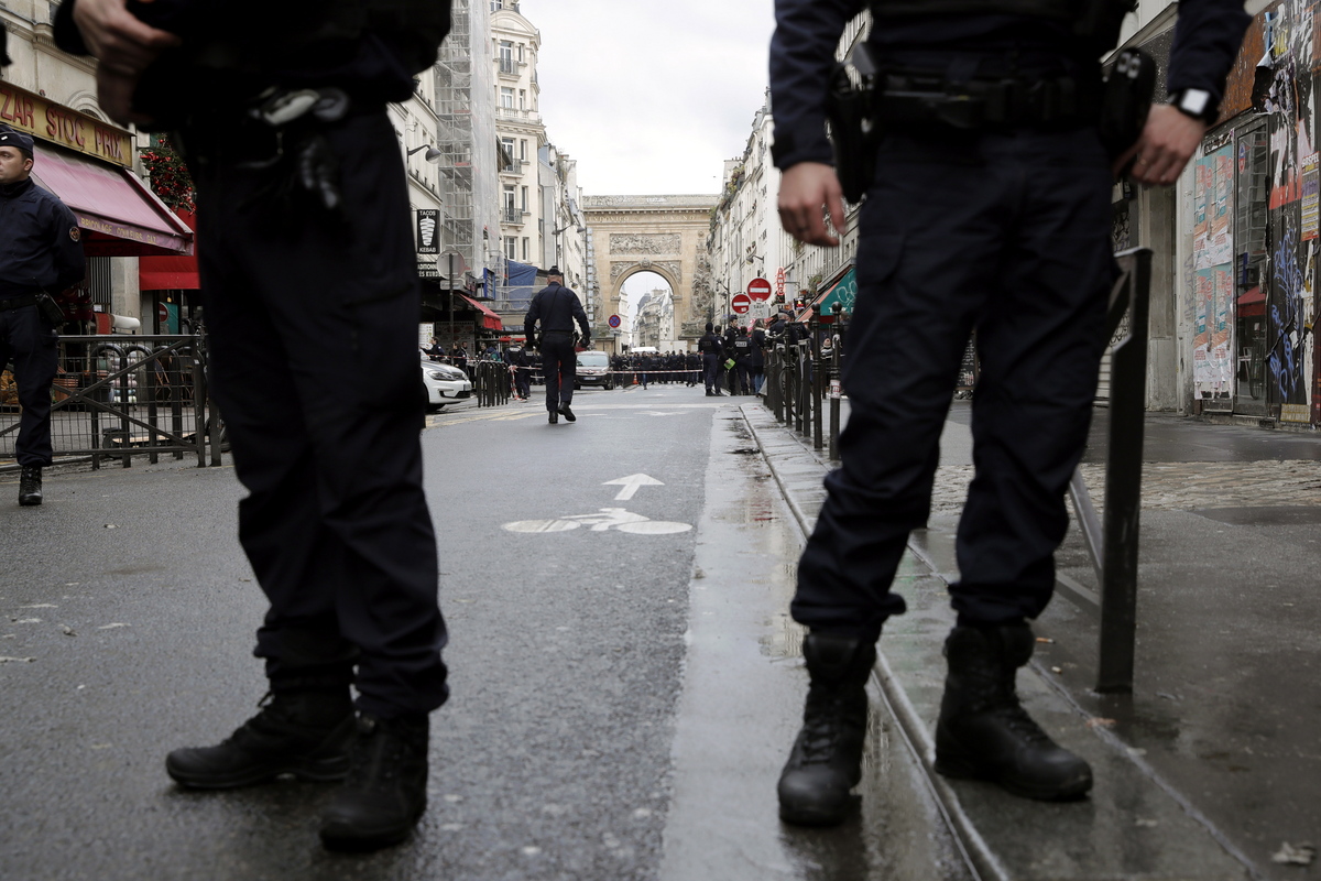 Παρίσι: Άνδρας άρπαξε το υπηρεσιακό όπλο αστυνομικού και άνοιξε πυρ – Δύο σοβαρά τραυματισμένοι