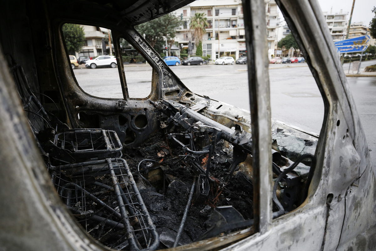 Εμπρηστική επίθεση στου Ζωγράφου: Πυρπόλησαν σχολικά λεωφορεία, ΙΧ και μηχανάκια