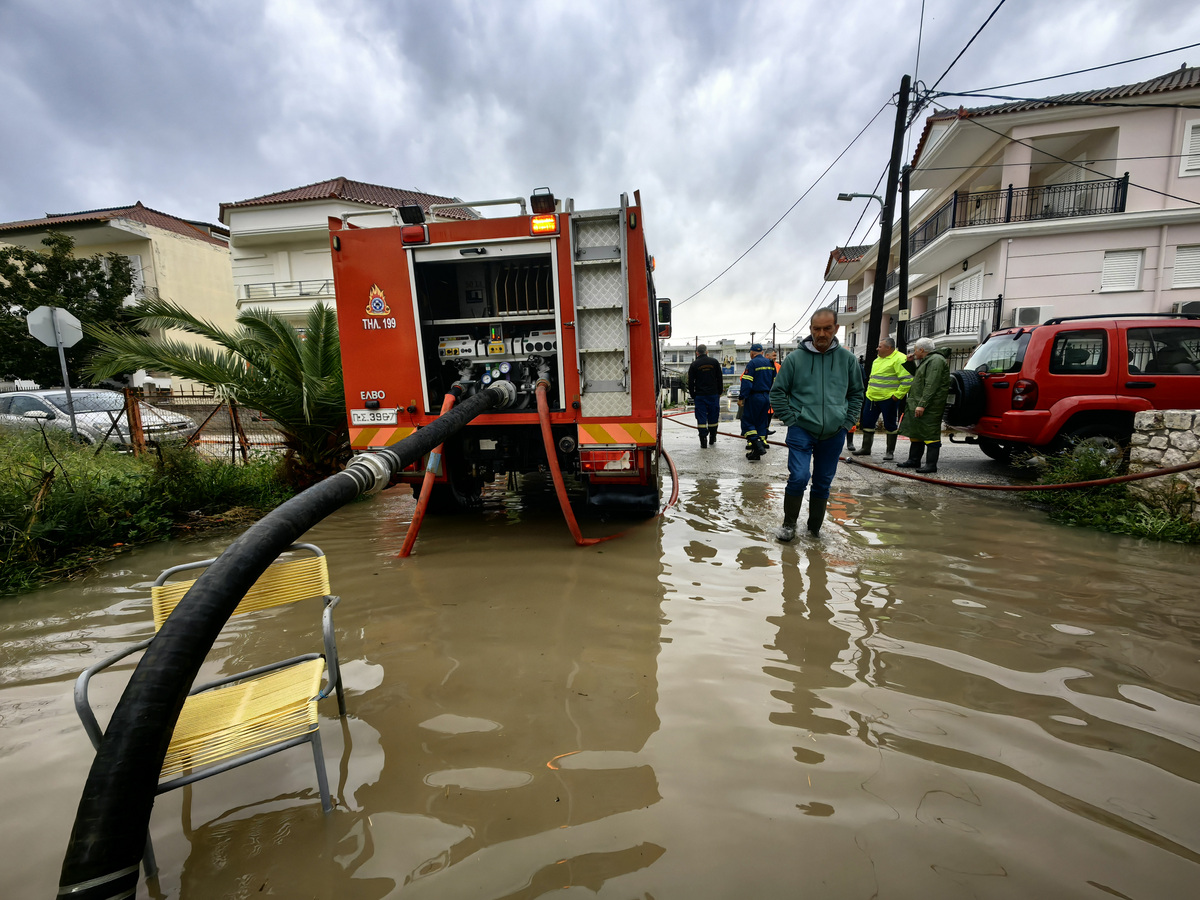 Προβλήματα από την κακοκαιρία: Απεγκλωβισμοί και αντλήσεις υδάτων στην Πιερία