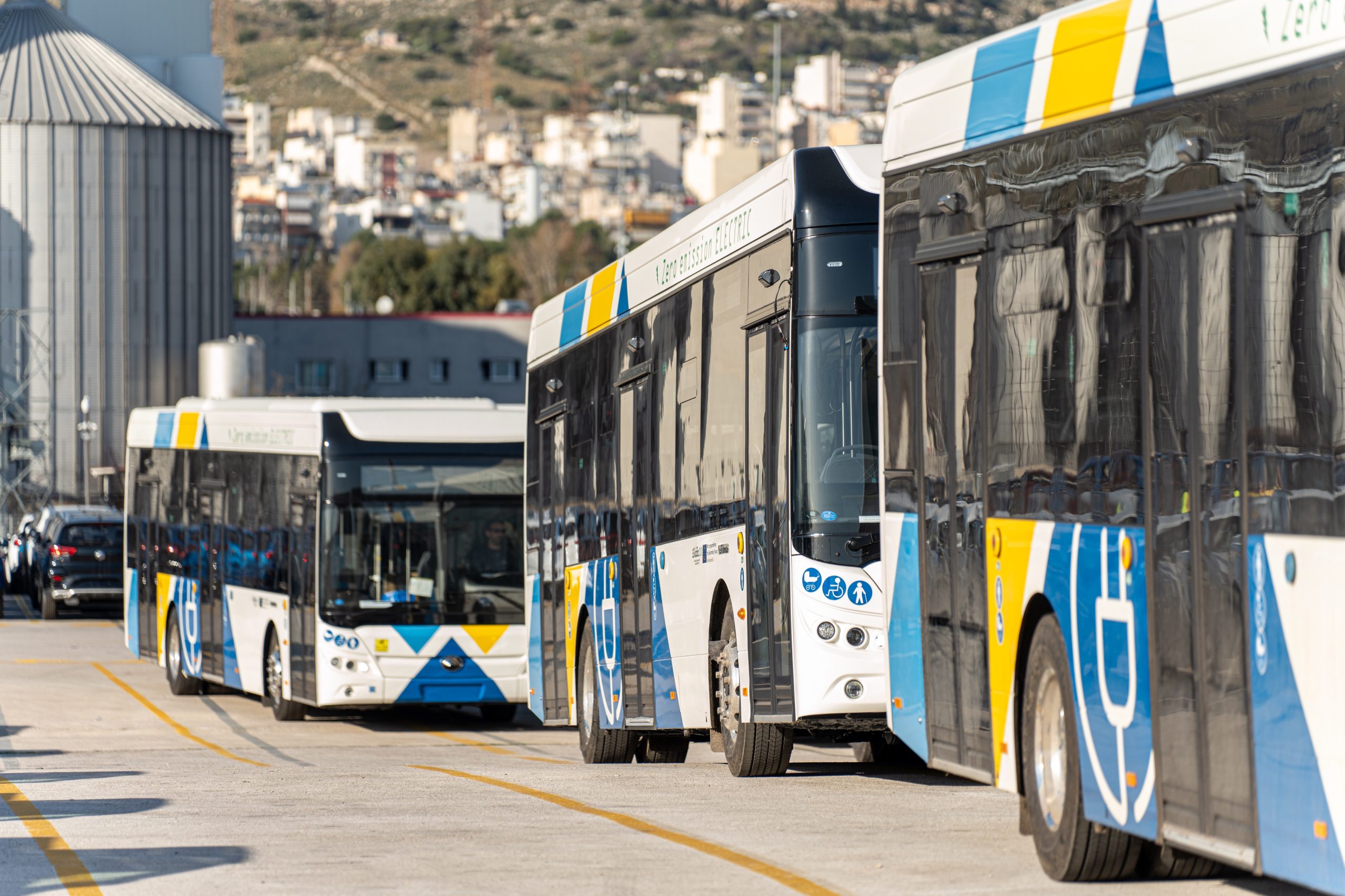 Σε ρυθμούς βιώσιμης κινητικότητας η Αθήνα – Έφτασαν τα πρώτα 140 ηλεκτρικά λεωφορεία