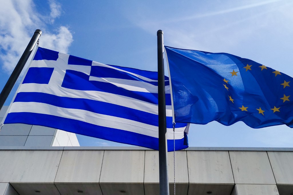 Ευρωβαρόμετρο: Οι Έλληνες σκέφτονται… ευρωπαϊκά, αλλά δεν αισιοδοξούν για το μέλλον
