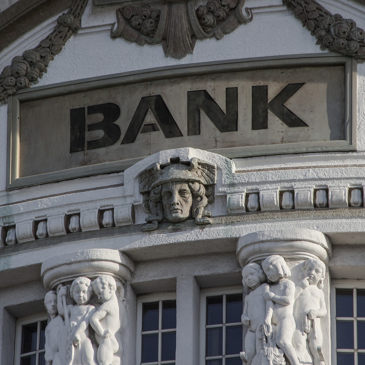 Ελληνικές τράπεζες: Στο 3,23% το επιτοκιακό περιθώριο το δ’ τρίμηνο – Από τα υψηλότερα της Ευρωζώνης