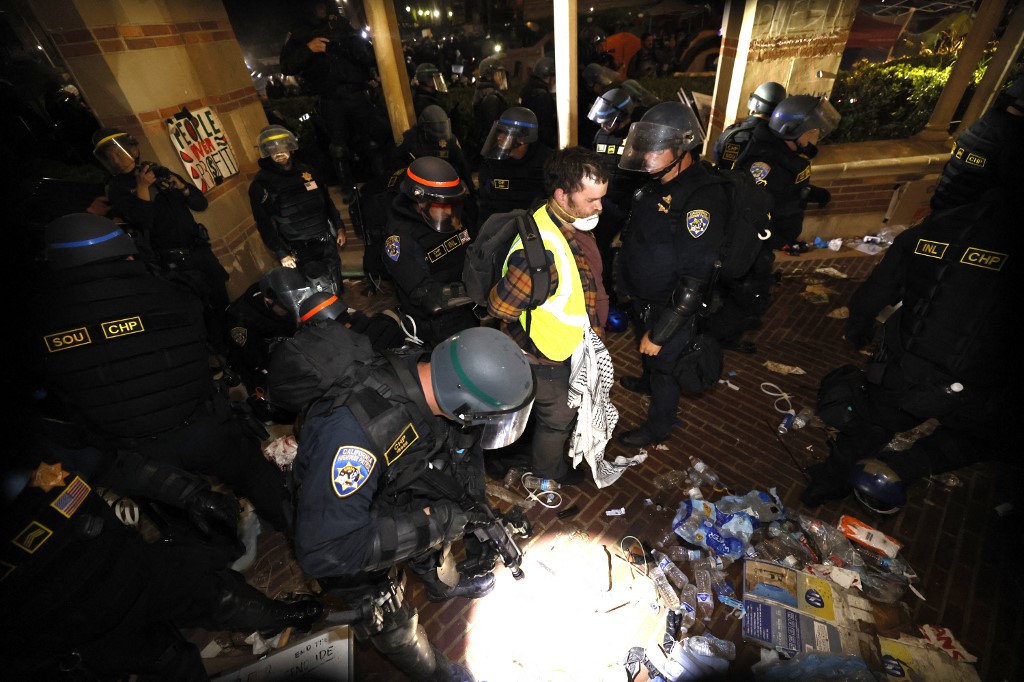 Αναβρασμός στις ΗΠΑ: Έφοδος της αστυνομίας στο UCLA – Προσαγωγές φιλοπαλαιστίνιων