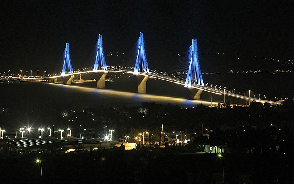 Φωταγωγημένη η γέφυρα Ρίου – Αντιρρίου για την Ημέρα της Ευρώπης
