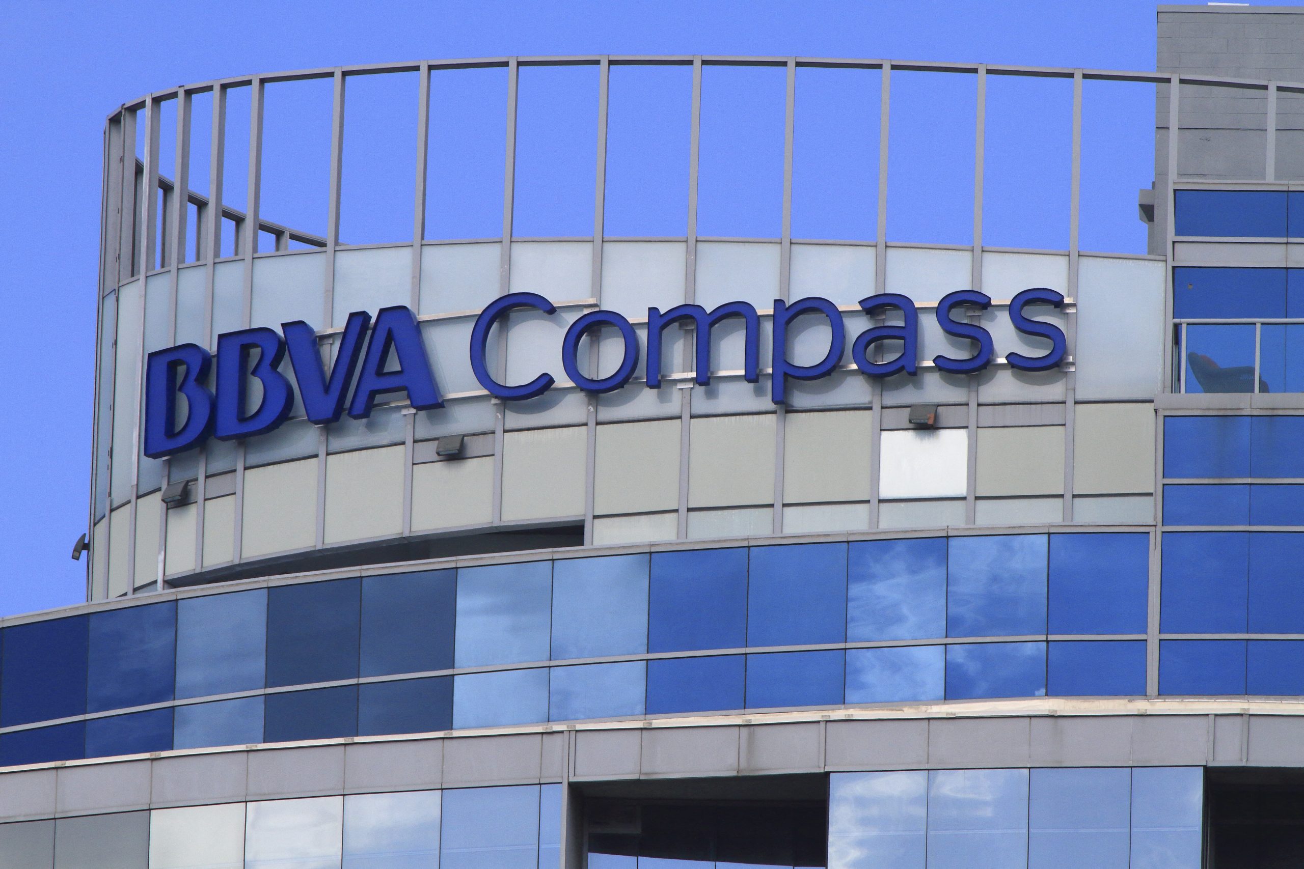 Δεν τα… παρατά η BBVA: Επιθετική προσφορά για την εξαγορά της Sabadell