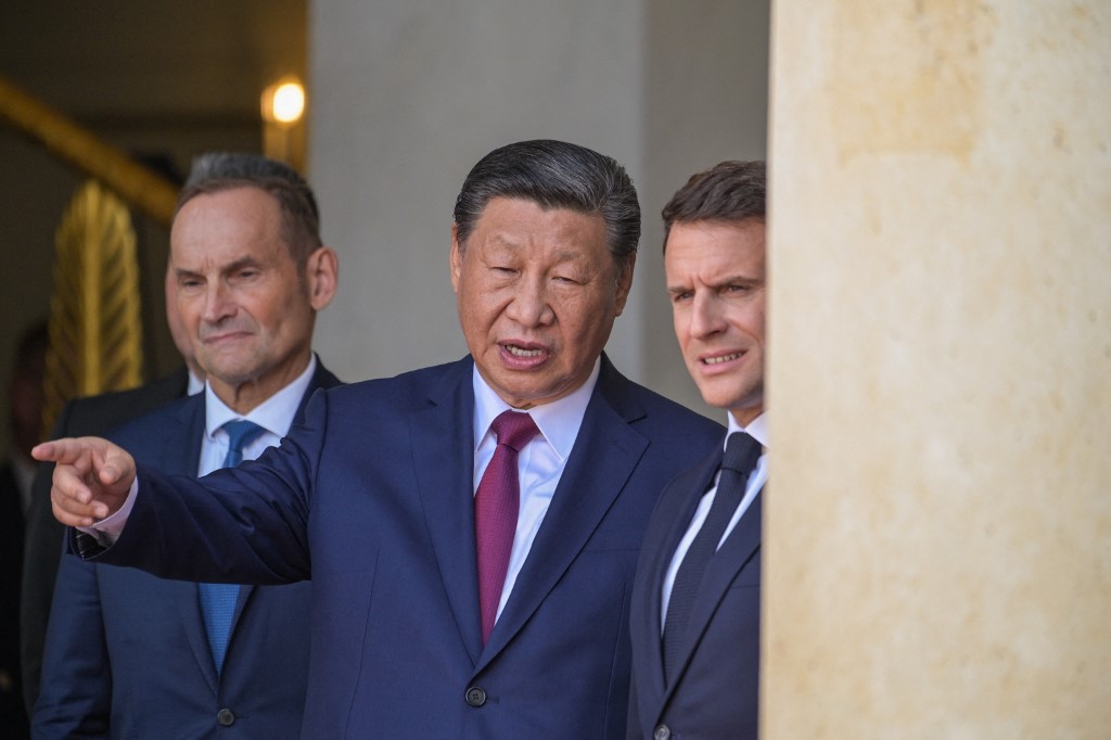 Γιατί ο Σι Τζινπίνγκ επέστρεψε στην Ευρώπη – Πώς θα προκαλέσει ρήγματα στο ΝΑΤΟ και τη Δύση