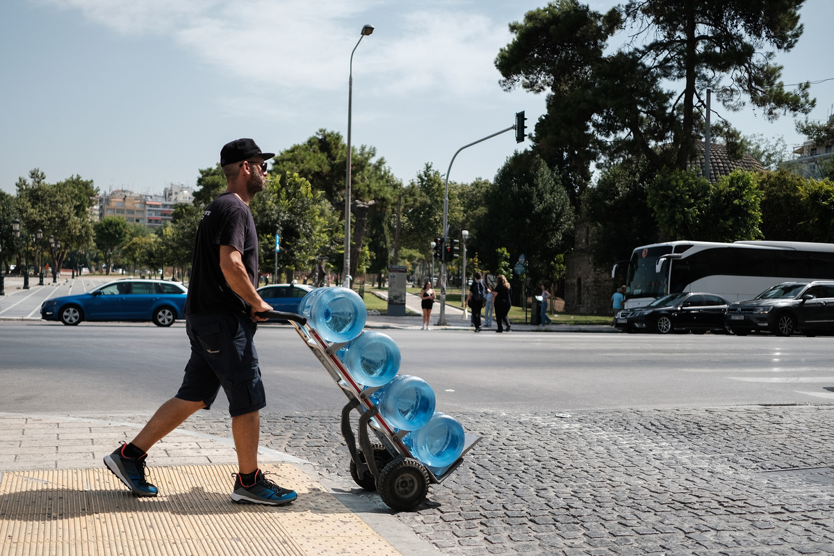 Καύσωνας: Έκτακτα μέτρα για τους εργαζόμενους στον ιδιωτικό τομέα από το υπουργείο Εργασίας