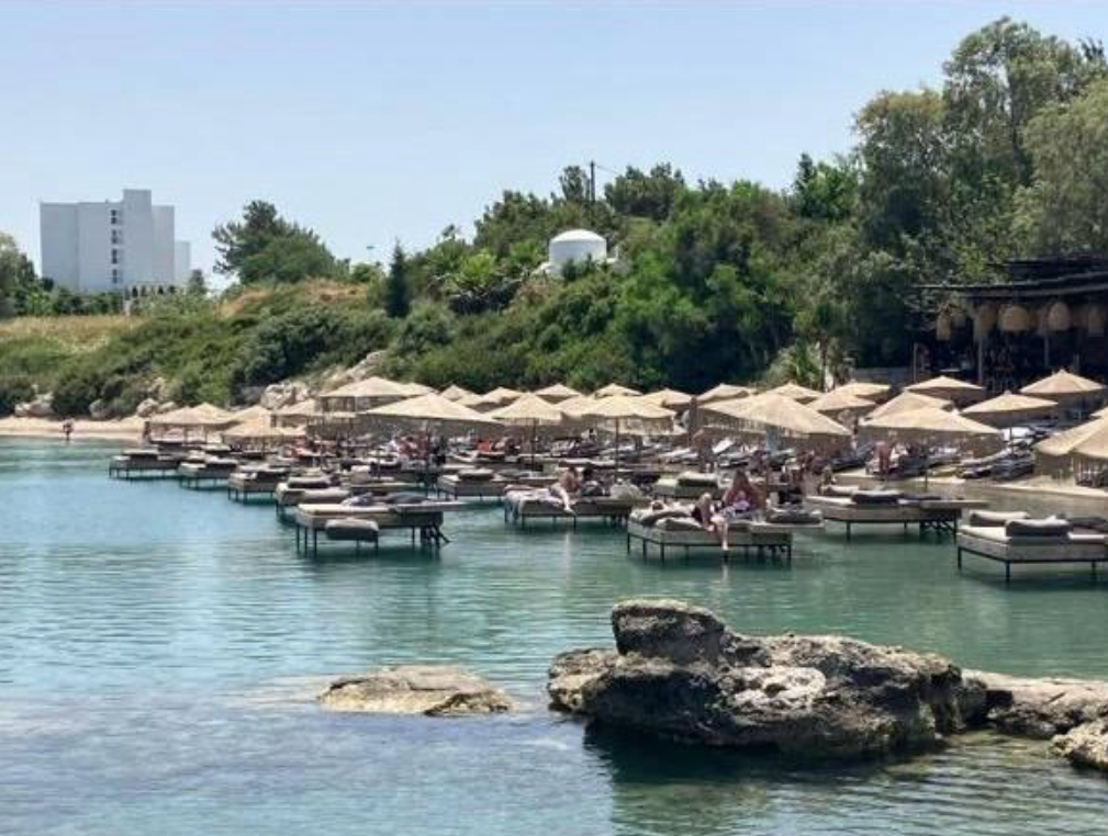 Ρόδος: «Ξηλώνονται» ξαπλώστρες και ομπρέλες που στήθηκαν και φέτος μέσα στη θάλασσα