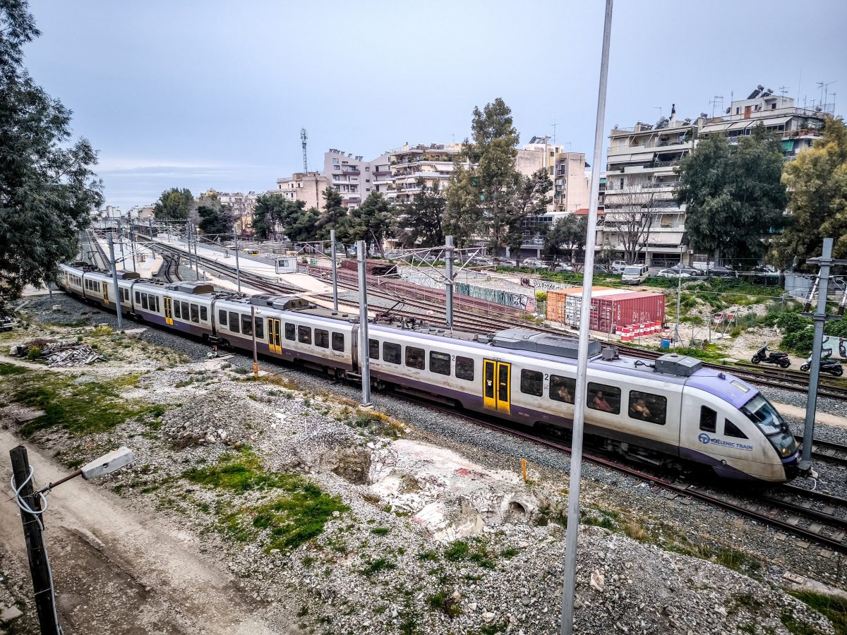 Χαλκίδα: Σύγκρουση συρμού του προαστιακού με φορτηγό
