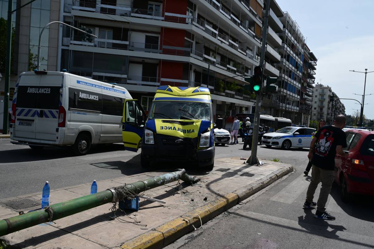Παγκράτι: Ασθενοφόρο συγκρούστηκε με ΙΧ και έπεσε σε κολώνα – 5 τραυματίες