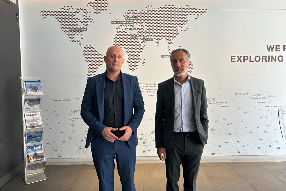 Βusiness Monitor: Tο success story της TΗΕΟΝ του Κρίστιαν Χατζημηνά και η ελληνική βιομηχανία